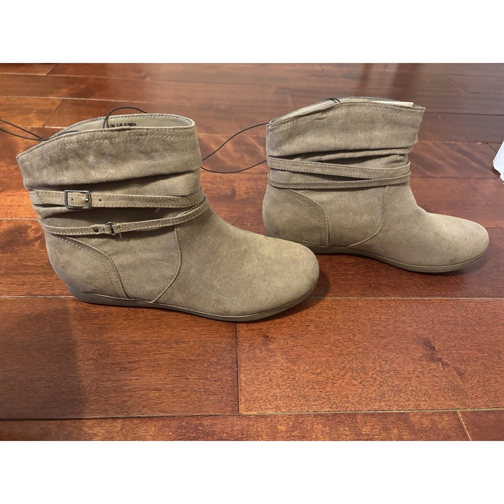 NWT St John’s Bay Kumba Ankle Boots Taupe Women’s Size 6.5